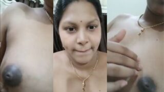 Desi nude Chennai lady presses her naked boobs