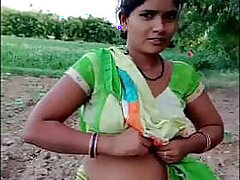 Hot housewife Sanjana Desai showing her navel belly botton in saree.