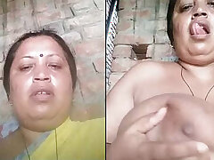 desi aunty showing big boobs