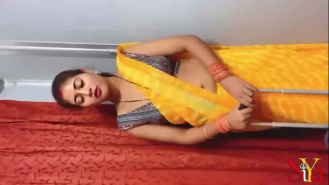 Indian Siya Bhabhi Honeymoon in Train with Strange Passenger