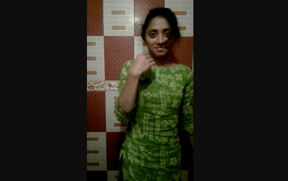 Indian college girl Nude Showing to Boyfriend
