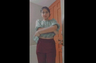 Cute Paki girl Showing Her Self cute sex video