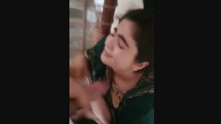 Desi bhabhi giving blowjob nd spitting the cum