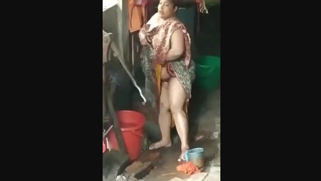 Chubby Bhabhi Pussy Captured When Bathing chubby sex video