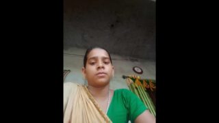 Desi village bhabhi showing her boobs