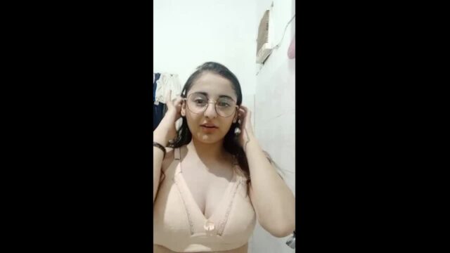 Pakistani Girl Amber Mughal Shows Boobs To Lover boobs sex video