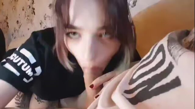 HORNY HUNGRY GF SUCKING BULLS COCK