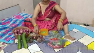 XXX Bhojpuri Bhabhi While Selling Vegetables Showing off Her Fat Nipples
