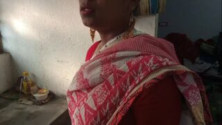 Shy wife Reshma after complusion from husband agreed to unhook her blouse