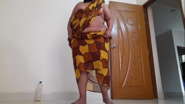 Shewata bhabhi lift her saree on top to show us heaven