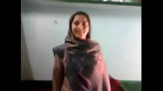 Hot Maharashtra Girlfriend Exposes her Large Bra buddies