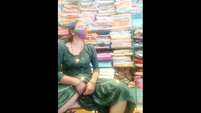 Horny Bhabhi Showing her pussy and ass showing sex video