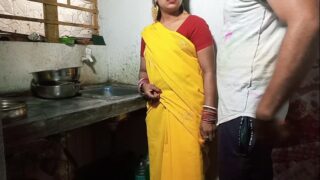 Holi Par Sexy Bhabhi Ko Color Lagakar Kitchen Stand