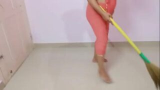 chubby manjula aunty in saree enjoyed by hubby while she sweeps home