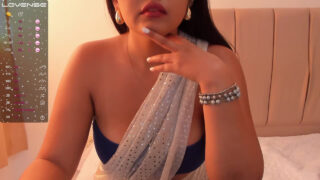 DESI BHABHI IN SAREE seducing