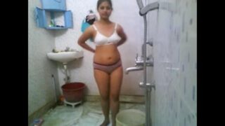 Sexy Girlfriend Self Recorded Nude Bathing For Lover
