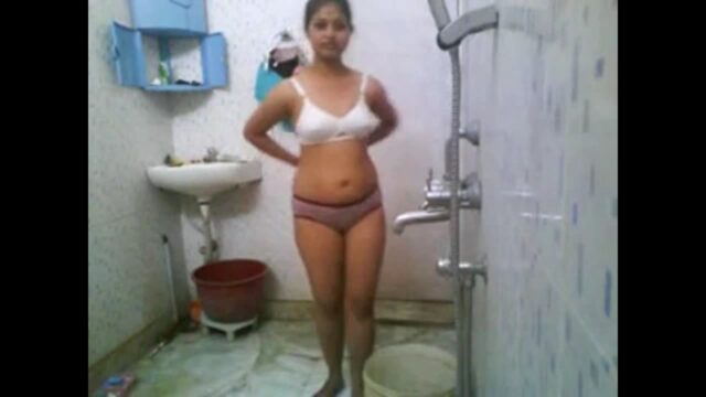 Sexy Girlfriend Self Recorded Nude Bathing For Lover nude sex video