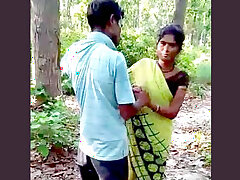 Desi randi outdoor show her pussy
