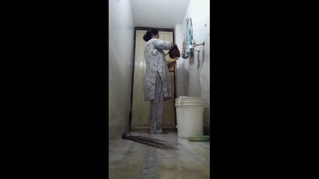 Sexy mature mom before bath nude body showing bath sex video