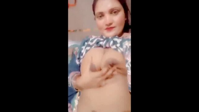 Pakistani lady selfie boobs show to impress her lover