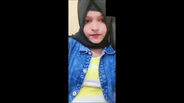 Sexy hijabi girl showing her round boobs to her boyfriend boobs sex video