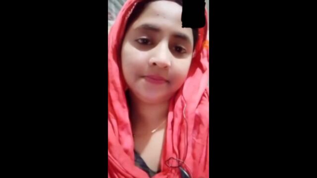 Beautiful bhabhi round boobs showing with sharp nipples