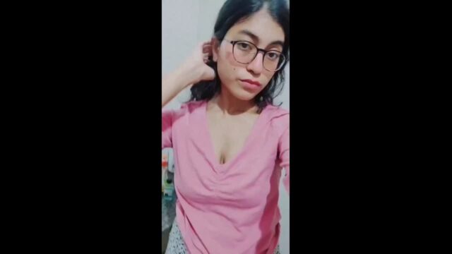 Desi hot girlfriend showing 2 videos showing sex video