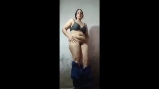 Desi lady showing boobs and pussy