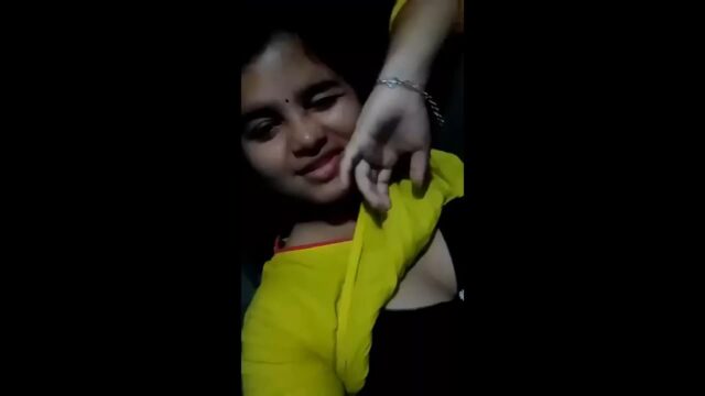 Sexy Indian Girl Shows Her Boobs And Wet Pussy shows sex video