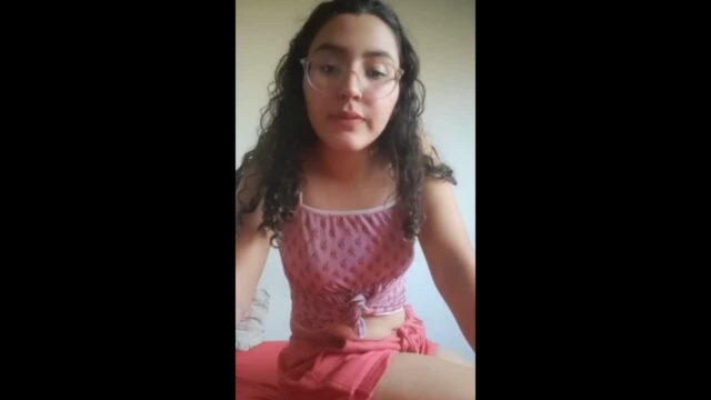 Desi slim girlfriend showing her skills showing sex video