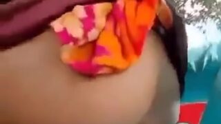 प्रेमी से मिलने आई जवान लड़की की पार्क में चुदाई