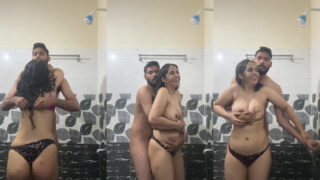 Aunty’s Boobs pressed in bathroom – Sex video of a desi slut