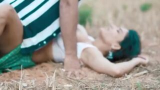 दिनदहाड़े खेत में काम करतीं भाभी को दिलाया लंड से सुकून