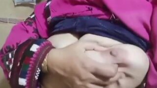विधवा मुस्लिम आंटी ने बड़े बूब्स से खेल के न्यूड सेल्फी बनाई