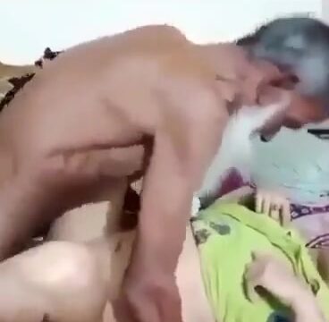 Budha uncle fucking desi randi as his friends watched
