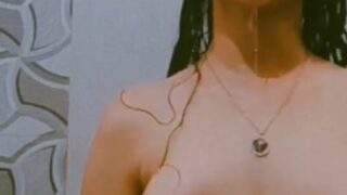 Sexy desi girlfriend bathroom nude boobs video