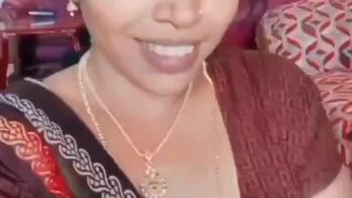 मल्लू चाची ने दिखाई अपनी हॉट चूची वीडियो कॉल में