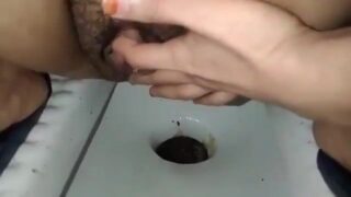 विधवा आंटी ने टॉयलेट में भोसड़े की वीडियो बनाई