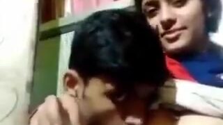 गर्लफ्रेंड की नर्म चूंचियां मुंह में ले लड़का पीने लगा दूध