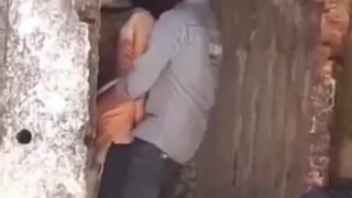 बंद मकान के पीछे चुदाई करतें देसी कपल का एमएमएस