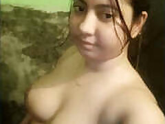 Beautiful Desi Girl Takes a Bath in this Video