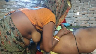 Pati ne apne patni ko romantic mood se chut ki chudai kiya aur chut ka maza liya . Indian desi village hindi viral sex videos.