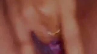 चिकनी चूत में उंगली करती पाकिस्तानी भाभी का हॉट वीडियो