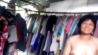 लॉन्ड्री वाली आंटी को नंगा देखकर लौंडे का लंड हुआ खड़ा