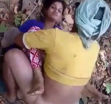 Assam girl from Bongaigaon pussy chudai in jungle