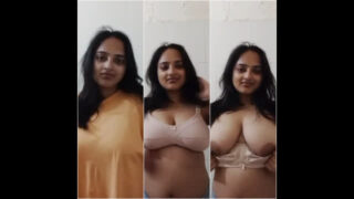 BEAUTIFUL SEXY DESI MAAL SHOWING BIGBOOBS