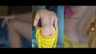 Hot Bhabhi Wearing A Saree Show Her Sexy Back and boobs