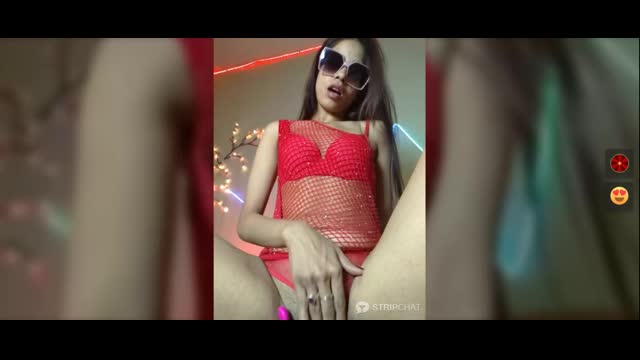Beautiful babe shows her tits and pussy shows sex video