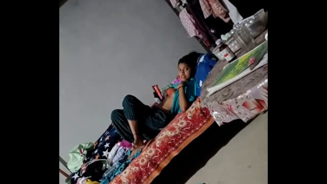 Bong Teen Bhai Behen are Sexually Charged Ghar Walon se Chupkar Yahan Wahan Haat bong sex video